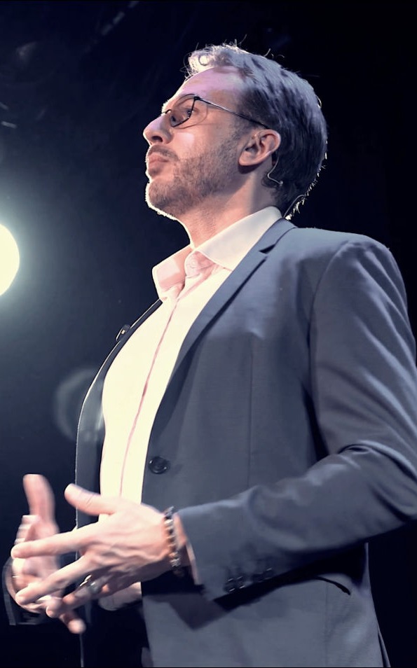 Jean-Michel LAVEISSIERE en action, face au public