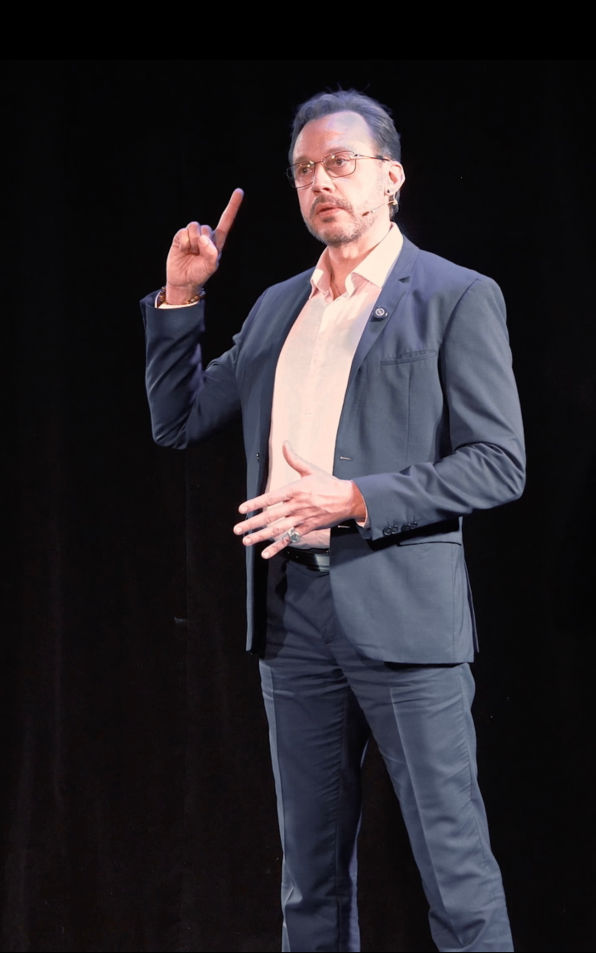Jean-Michel LAVEISSIERE sur scène, geste d’explication