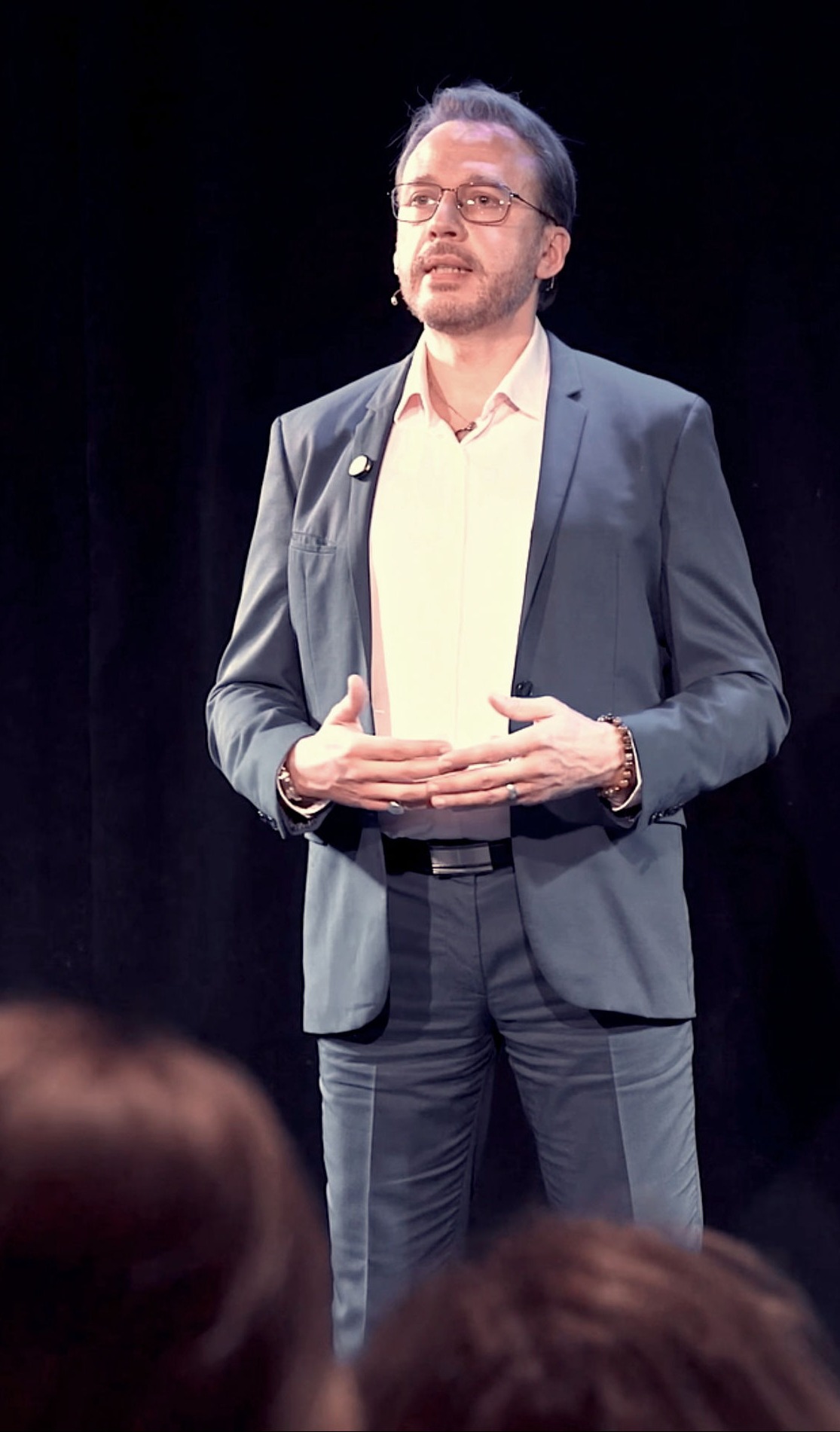 Jean-Michel LAVEISSIERE face au public, en conférence